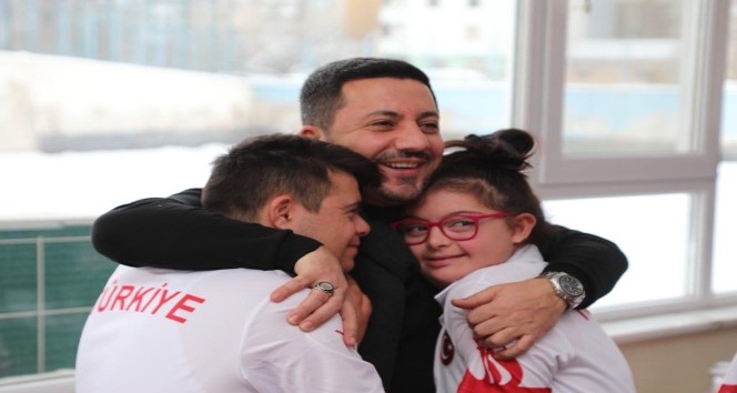 Başkan Arı, Down Sendromlular Atletim Milli Takım kampını ziyaret etti