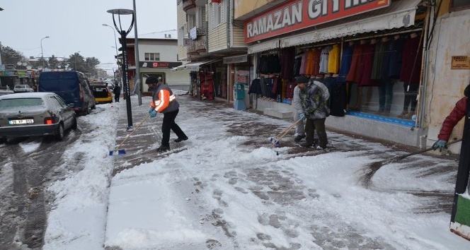 Gülşehir Belediyesi karla mücadelesini sürdürüyor