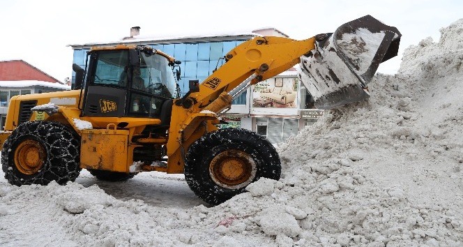 Varto Belediyesinden kar temizleme çalışması