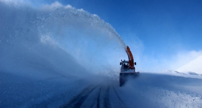 Bayburt ve Erzincan’da kardan kapanan yollar açılıyor