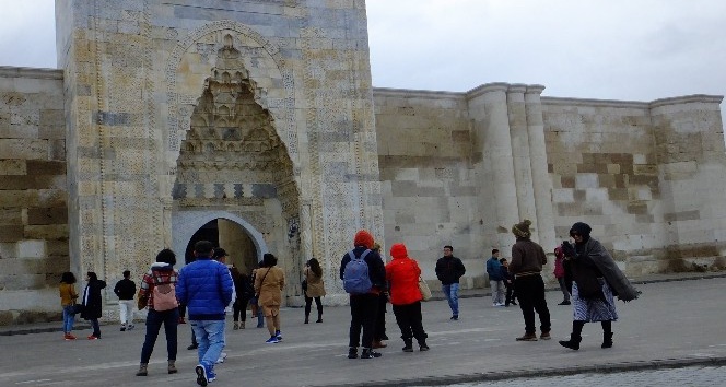 Sultanhanı Kervansarayı’na Uzakdoğulu turistlerden yoğun ilgi