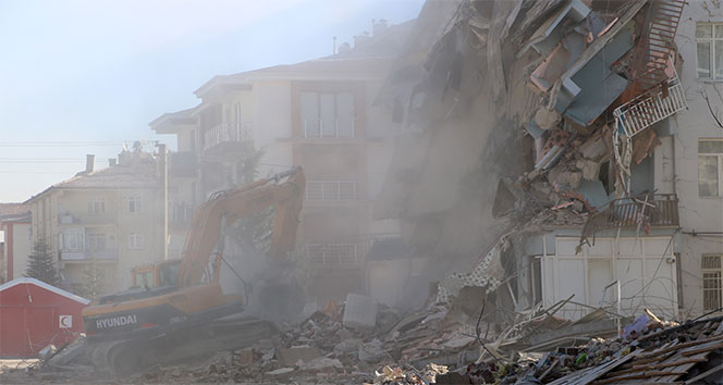 Elazığ&#039;da depremde hasar gören bina çöktü