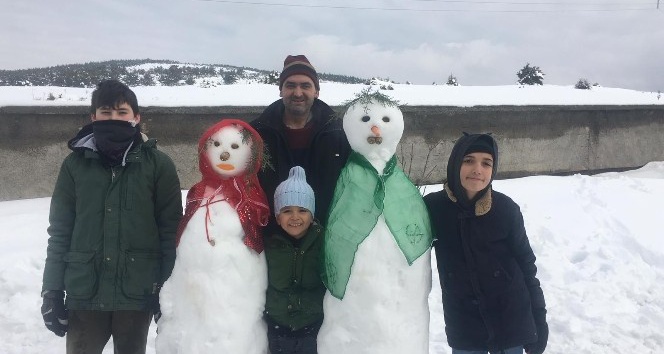 Yozgat’ta kardan gelin ve damat yapıp takı taktılar
