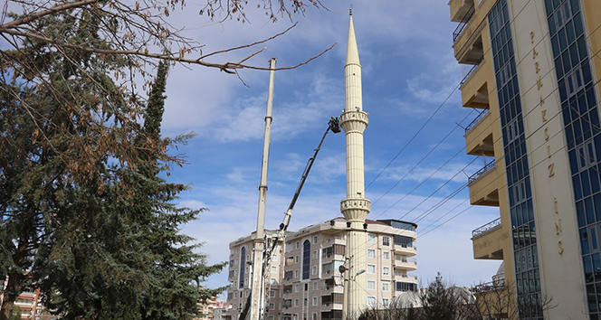 Şanlıurfa’da depremde kayan cami minaresi yıkıldı