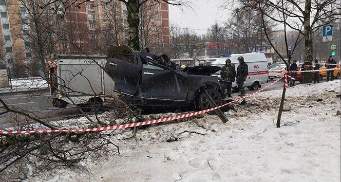 Rusya'da ağaçlara çarpan araç ikiye bölündü: 2 ölü