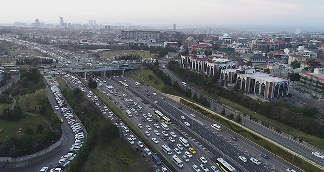 15 Temmuz Şehitler Köprüsü'nde yarı yıl tatilinin ardından okulun ilk günü oluşan trafik havadan görüntülendi