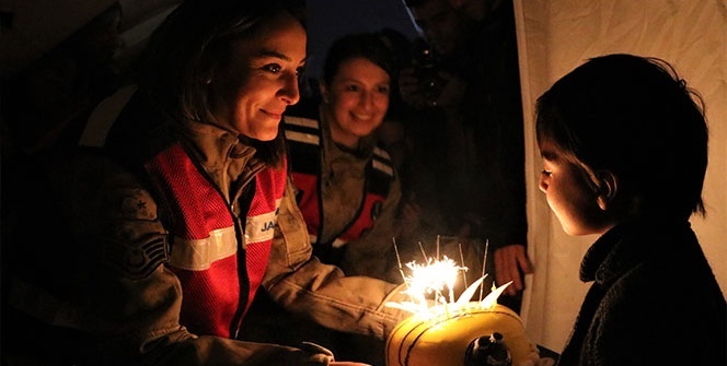 Depremzede çocuğa çadırda doğum günü