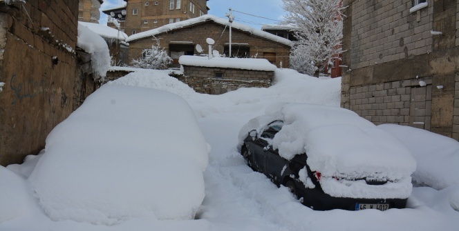 Evler ve araçlar kara gömüldü! Hayat durma noktasına geldi