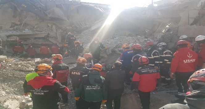 UMKE timinde yer alan Trakya Üniversiteliler, deprem bölgesinde acil sağlık ve yardım hizmeti verdi