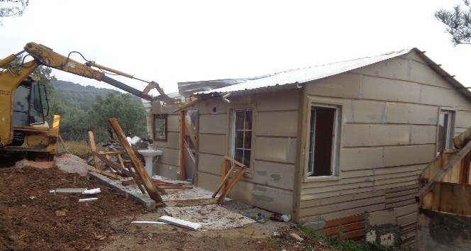 Tarım arazisindeki kaçak barakalar yıkıldı