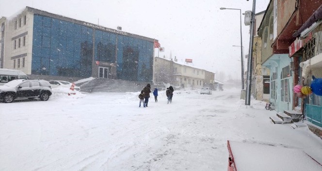 Karlıova’da yoğun kar nedeniyle okullar tatil edildi
