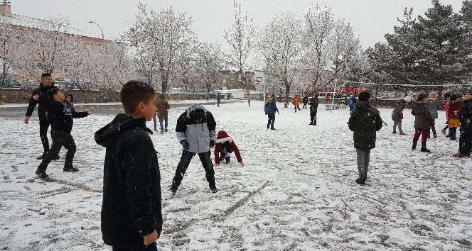 Erzincan’da lapa lapa kar yağışı