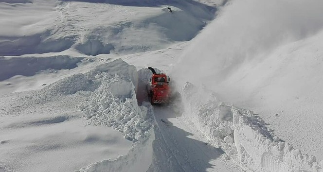 Bayburt’ta kardan kapanan yollar açılıyor