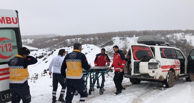 Bingöl’de karlı yolları aşan UMKE ekibi, düşüp ayağı kırılan kadının imdadına yetişti