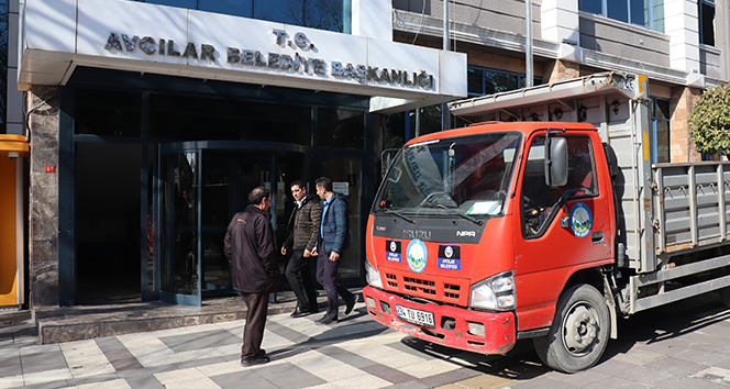 Depremin ardından 40 yıllık Avcılar Belediye binası taşınmaya başladı
