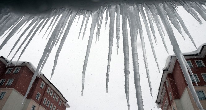 Bitlis’te buz sarkıtlarının boyu üç metreyi geçti