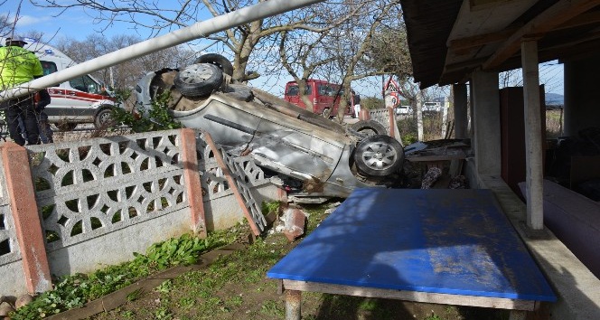 Otomobil evin bahçesine uçtu: 2 yaralı
