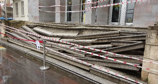 Hatay’da tarihi binanın merdivenleri çöktü