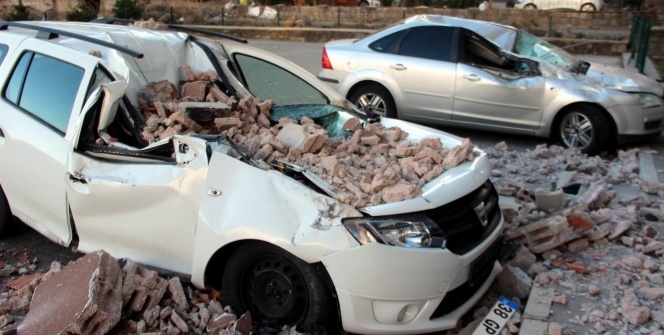 Rüzgar vurdu! Çatılar uçtu, ağaçlar devrildi, okullar tatil edildi