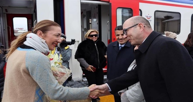 Turistik Doğu Ekspresiyle seyahate çıkan bakanın eşi Erzincan’da mola verdi