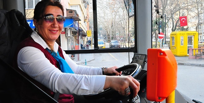 Ojeli elleriyle erkek şoförlere taş çıkartıyor