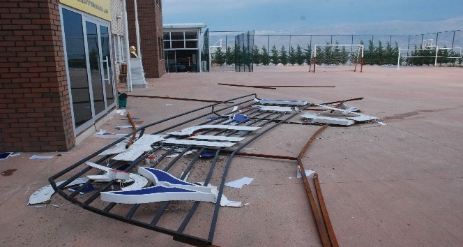 Tokat’ta şiddetli rüzgar etkili oldu: 2 yaralı