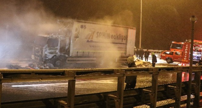 TEM’de yanan kamyon nedeniyle otoyol 1 saat ulaşıma kapatıldı