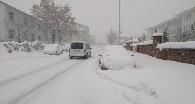 Bingöl’de tipi, Karlıova-Erzurum yolu kapatıldı, okullar tatil edildi