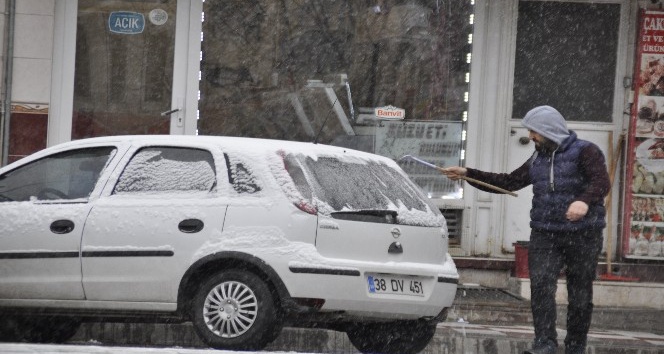 Şuhutlu vatandaşlar kar yağışına hazırlıksız yakalandı