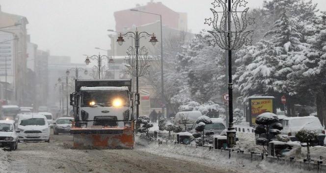 Nevşehir Belediyesi, meteorolojinin kar uyarısı ile tüm tedbirleri aldı