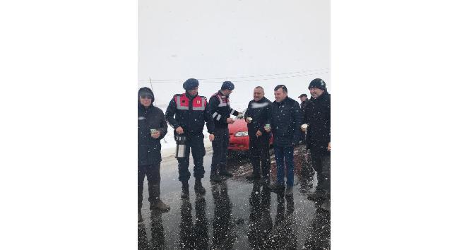 Jandarmadan karda yolda mahsur kalan araç sürücülerine sıcak çay ikramı