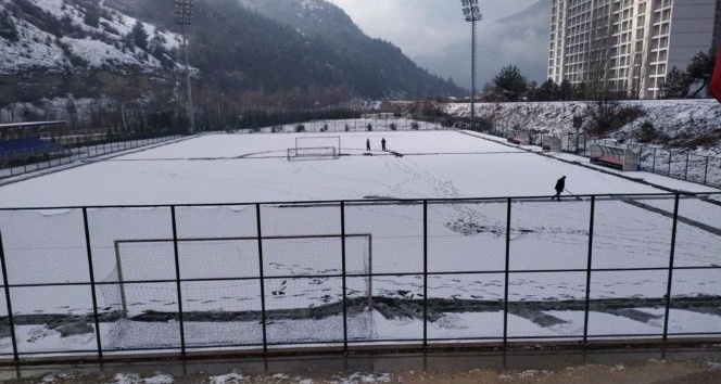 Karabük’te amatör lig maçlarına kar engeli