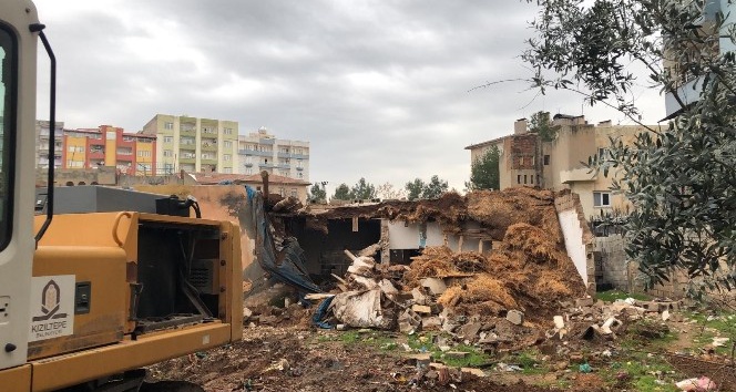 Kızıltepe’de uyuşturucu yuvası haline gelen 23 metruk dükkan yıkıldı