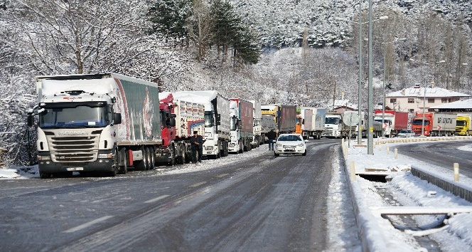 Tokat-Sivas kara yolunda buzlanma ulaşımda aksamalara yol açtı