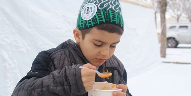 Kar yağan Elazığ'da, çadır kentte yaşam