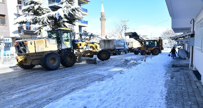 Isparta Belediyesi ekipleri kar ve buzlanmaya karşı 24 saat esasıyla çalışıyor