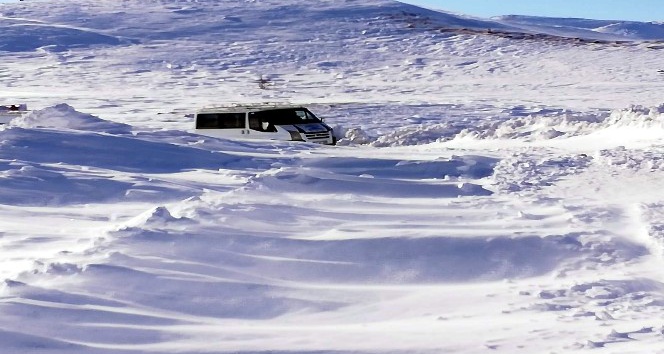 Siirt’te kar yağışı nedeniyle 104 köy yolu ulaşıma kapandı