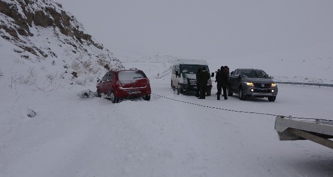 Sahara ve Mozeret Geçidi kar ve tipi nedeniyle ağır tonajlı araçlara kapatıldı