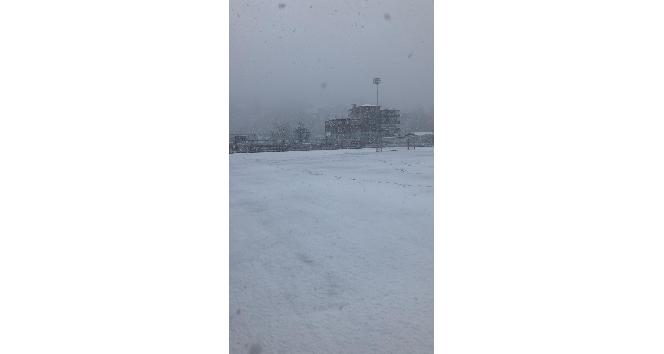 Artvin’de kar yağışı nedeniyle 3. Lig maçı ertelendi