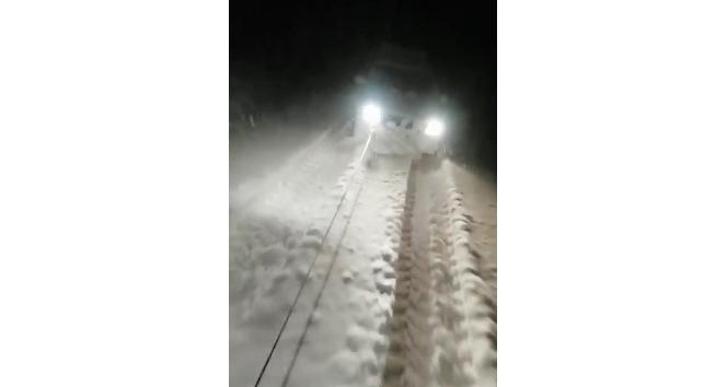 Siirt’te karda mahsur kalan araç traktör yardımıyla kurtuldu