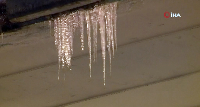 Üst geçitlerde oluşan buz sarkıtları tehlike oluşturuyor