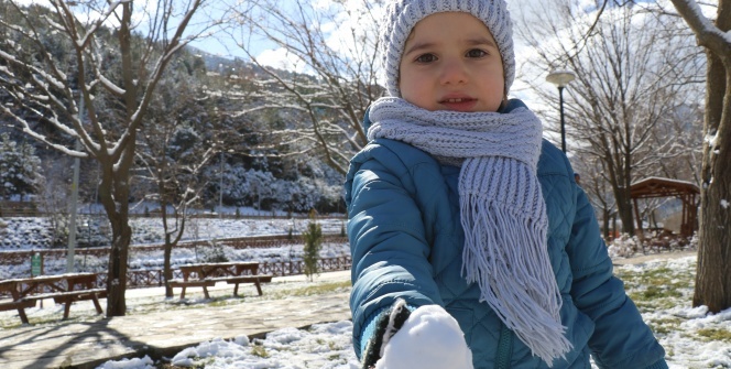 Denizli’ye yağan kar en çok çocukları sevindirdi