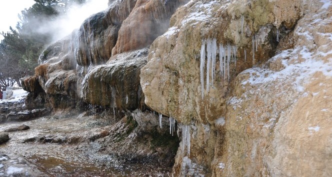 Soğuk havalar termal şelaleyi dondurdu