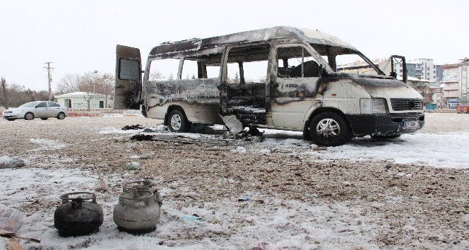 Minibüsün içinde yakılan piknik tüpü alev aldı, 6 kişilik aile ölümden döndü