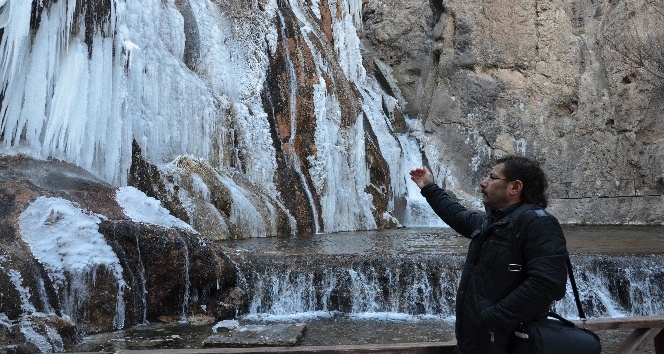 Gürpınar Şelalesi buz tuttu