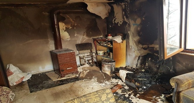 Akçakoca’da yangında evin odası kullanılmaz hale geldi