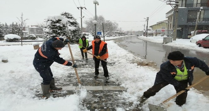 Düzce Belediyesi gece gündüz kar mcalesi yapıyor