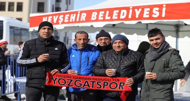 Nevşehir Belediyesinden taraftarlara süt ve simit ikramı
