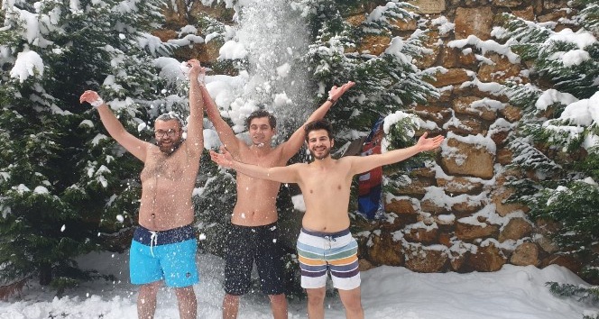 Üniversite öğrencileri karda yüzdü