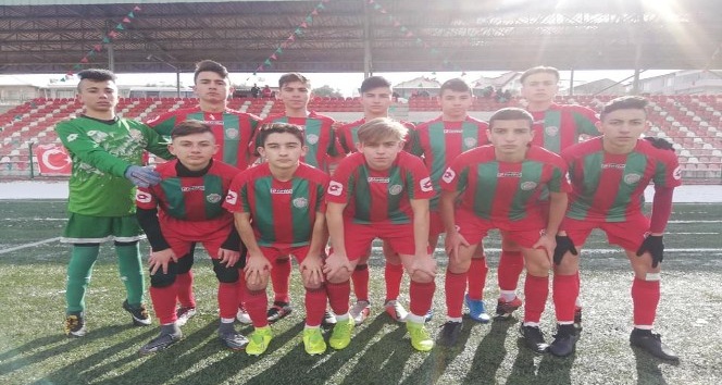 1308 Osmaneli Belediye Spor U16 futbol takımı şampiyonluğu garantiledi